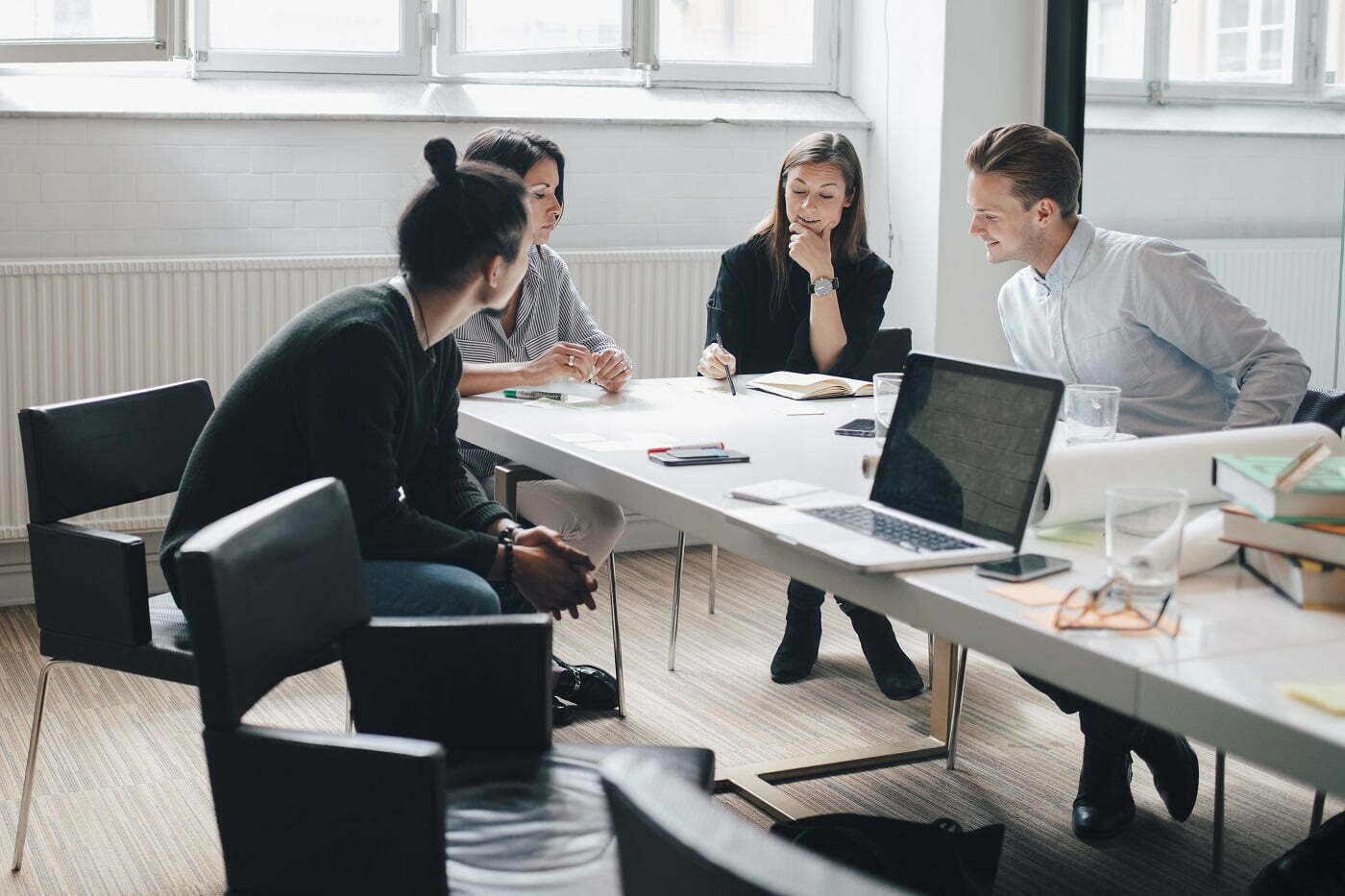 Työporukka sopii työtehtäviään mukavassa työtilassa https://rettafi-wp37424.test.cchosting.fi