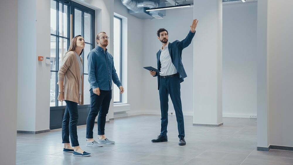 Kiinteistöalan ammattilaiseksi. Kiinteistöalan ammattilainen esittelee asiakkaille uutta potentiaalista liiketilaa. https://rettafi-wp37424.test.cchosting.fi