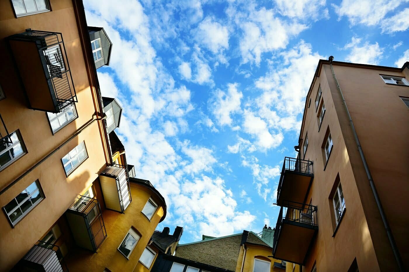 Vanha kerrostaloasunto ja kauniit parvekkeet lähellä toisiaan.