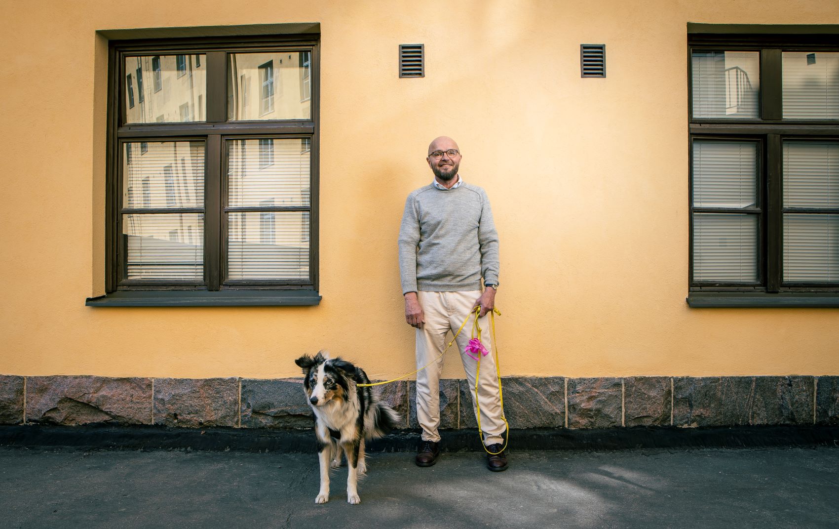 ”Lainaa oli vuosien varrella kertynyt. Ja sitten korot ja muut kustannukset lähtivät nousuun”, aloittaa taloyhtiön hallituksen puheenjohtaja Heikki Häyhä.