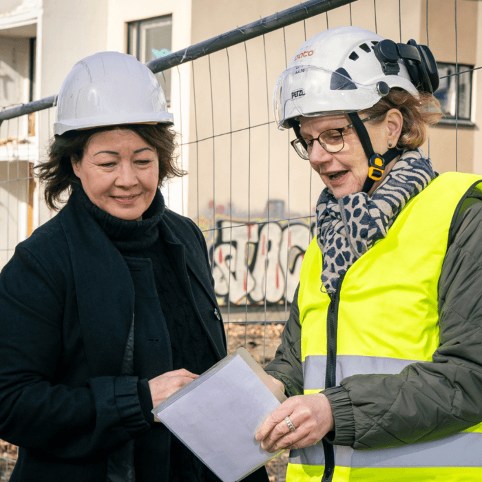 Isännöitsijä Anita Lehtonen ja Senior Advisor Katri Innanen työmaalla